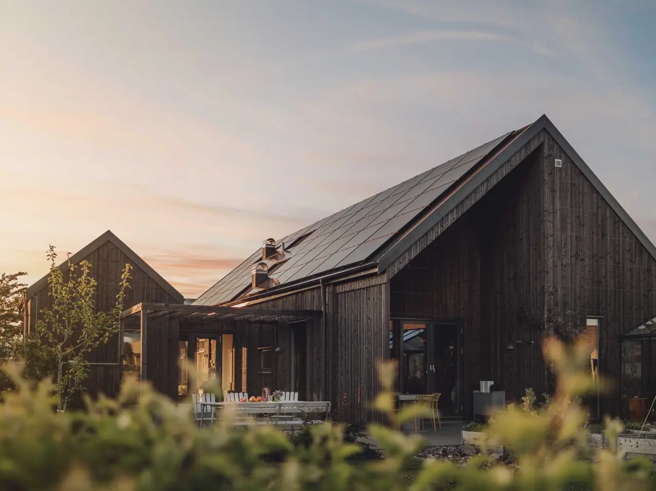 Stilrent hus med träfasad och solpaneler