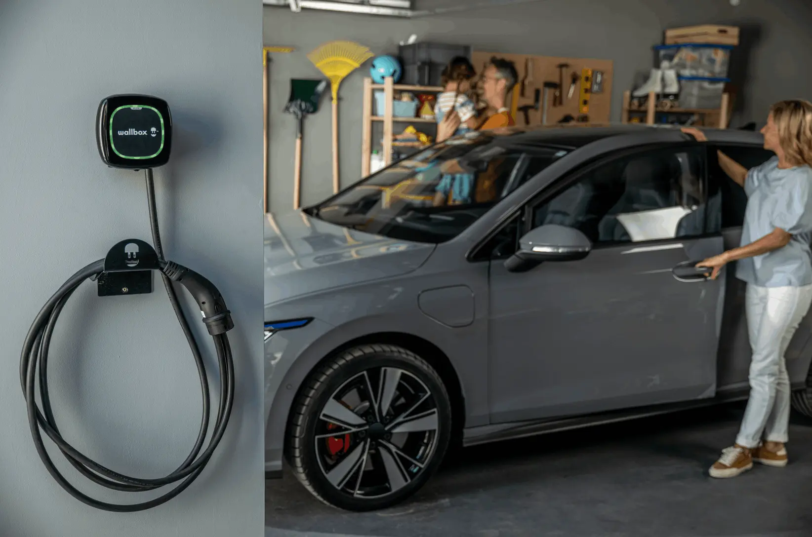 Une femme recharge sa voiture avec une borne de recharge de la marque Wallbox de Svea Solar.