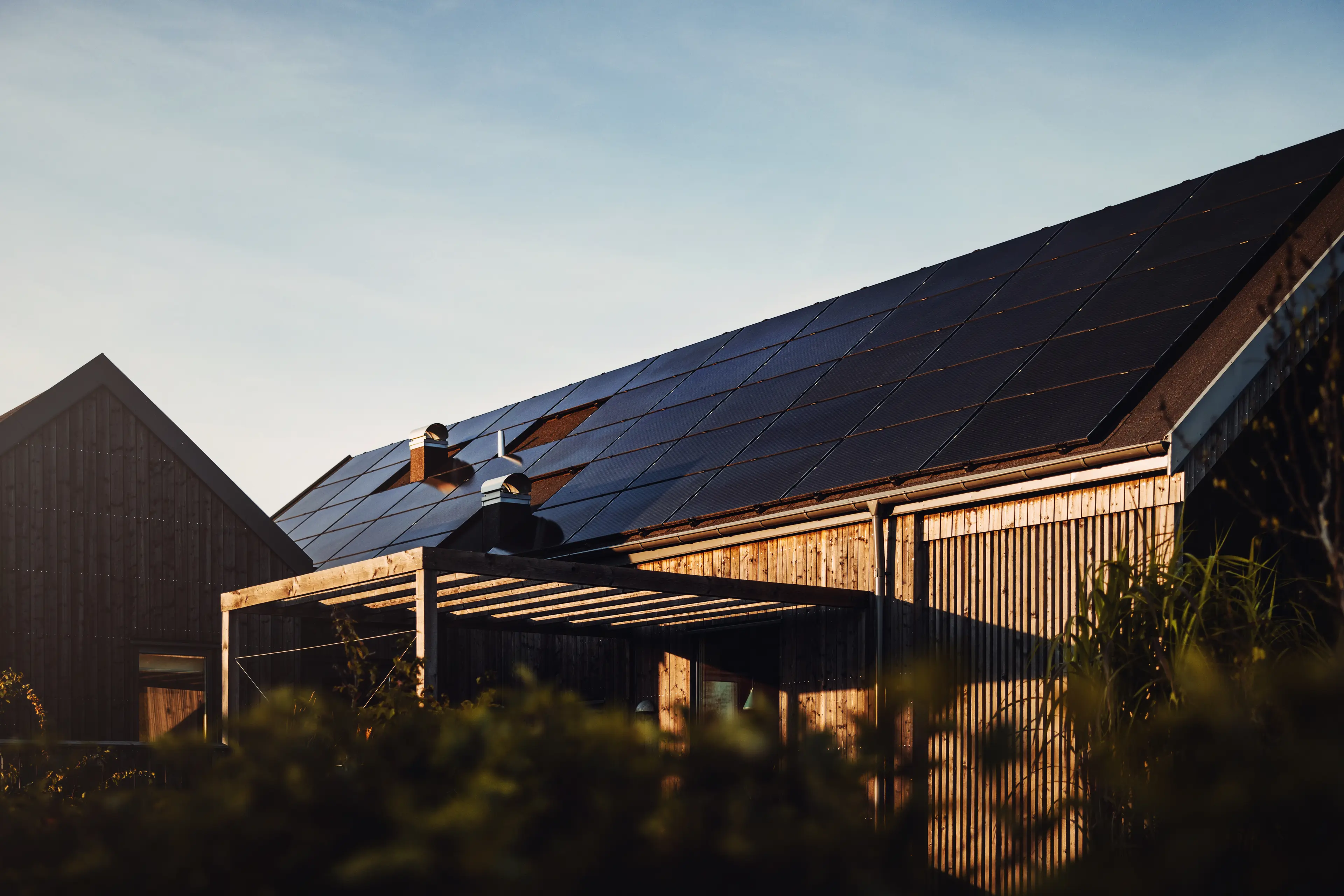 Zonnepanelen van Svea Solar op het dak van een autogarage