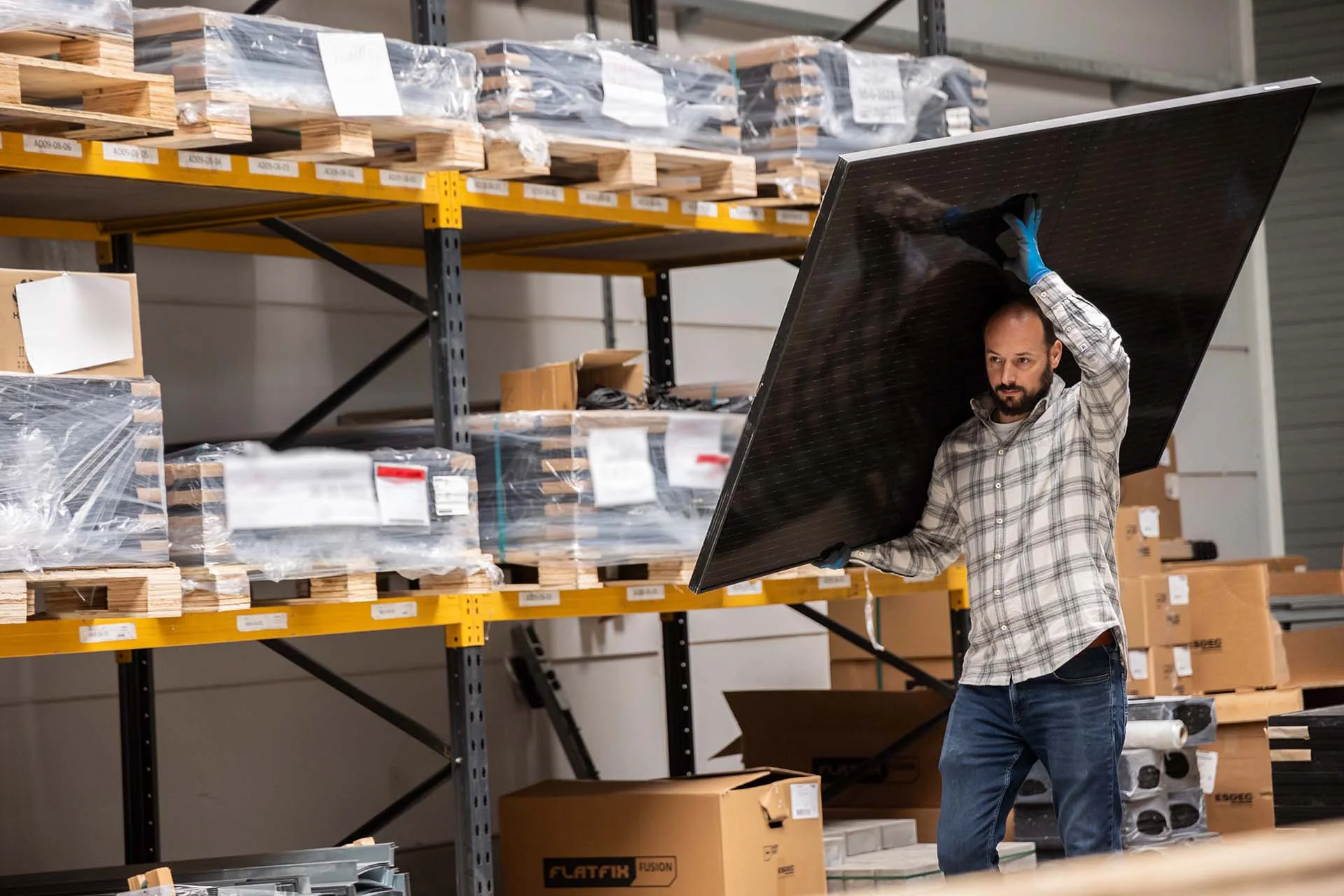 Installateur avec panneau solaire sur l'épaule