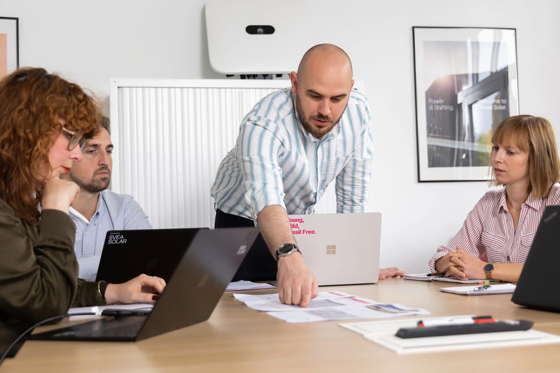 Groep mensen beslist waarom ze het best kiezen voor Svea Solar als installateur voor hun zonnepanelen