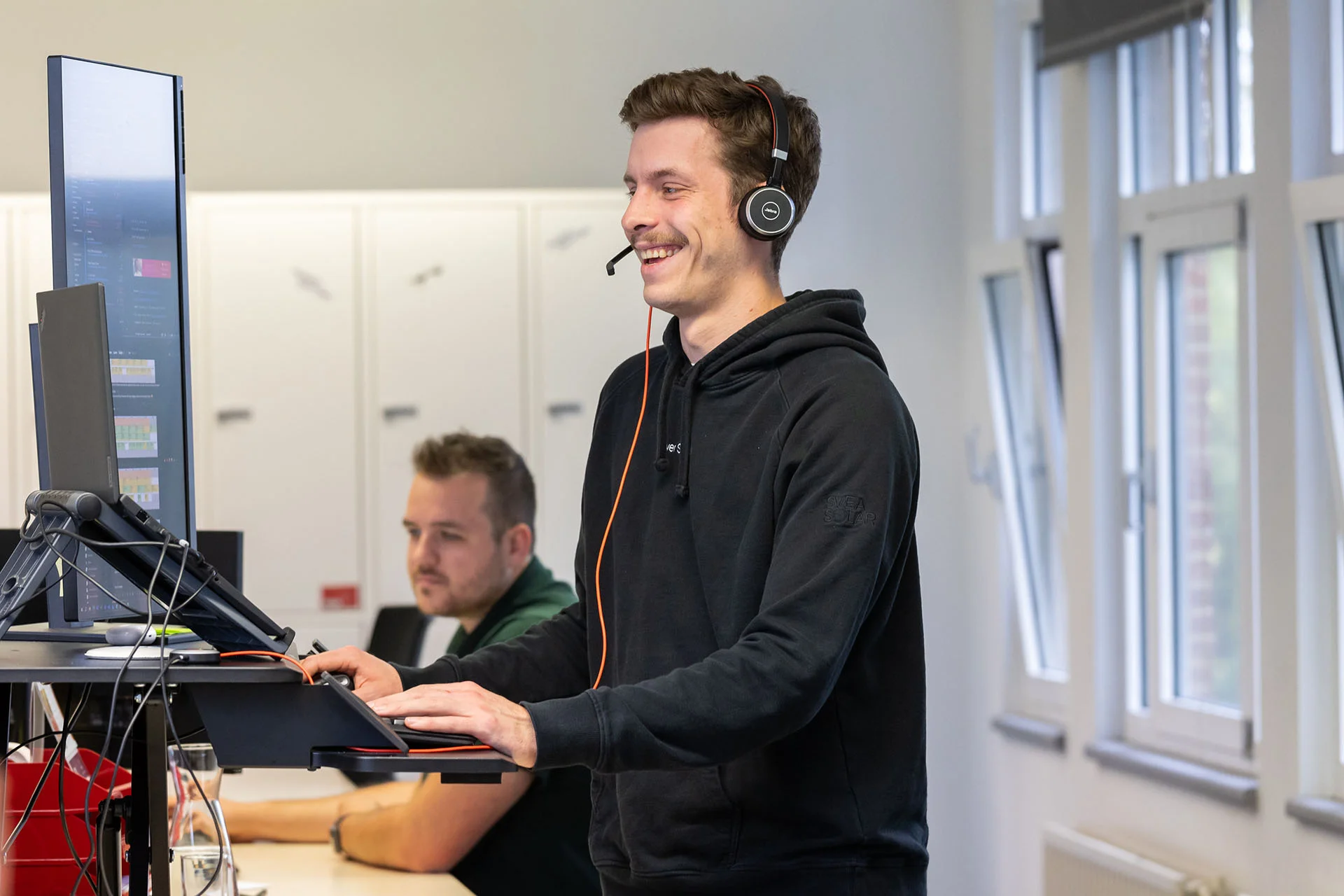 Man met hoofdtelefoon beantwoord vraag over zonnepanelen