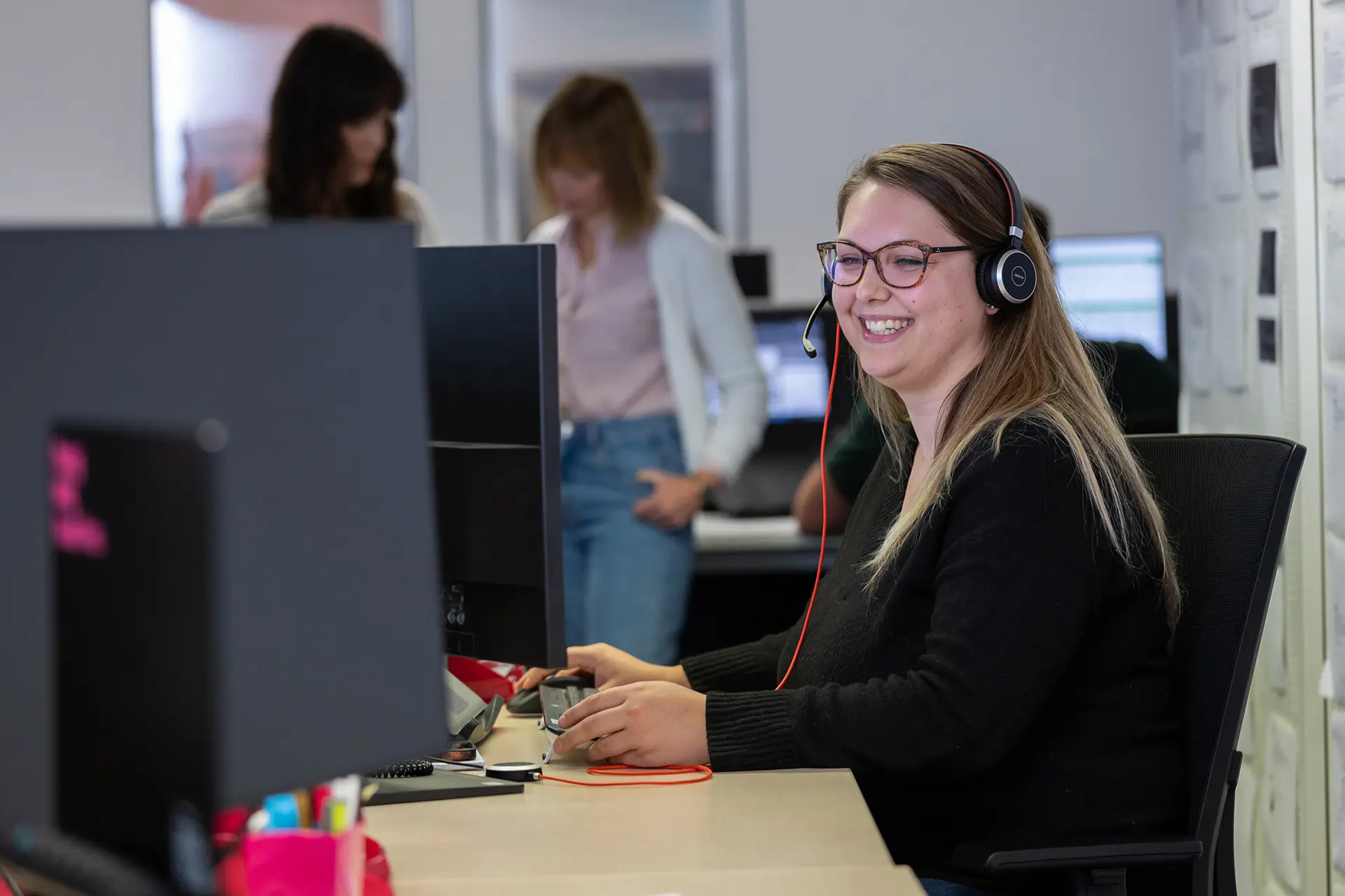 Vrouw beantwoord vraag van klant aan de telefoon