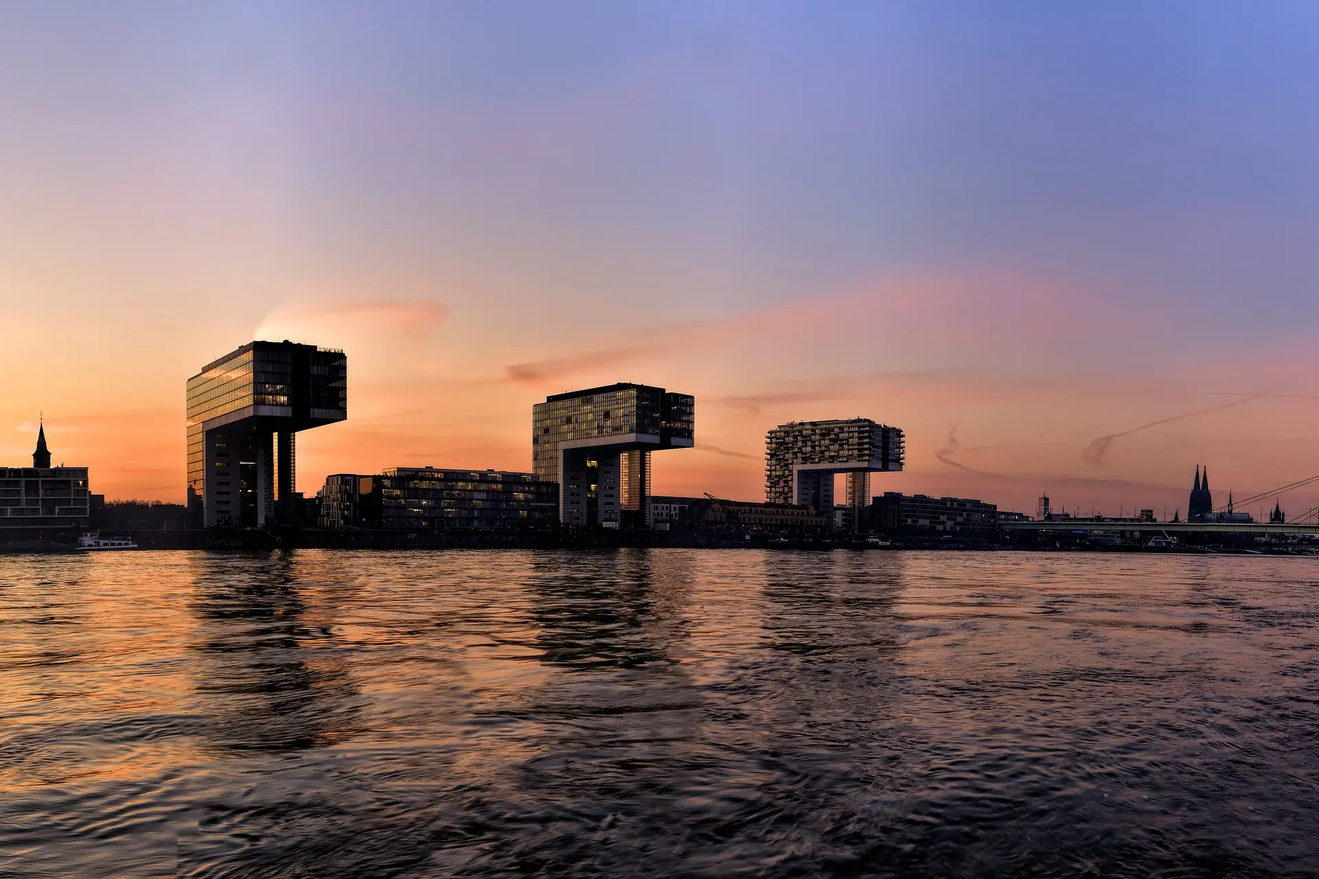 Die Kranhäuser in Köln bei Sonnenuntergang.