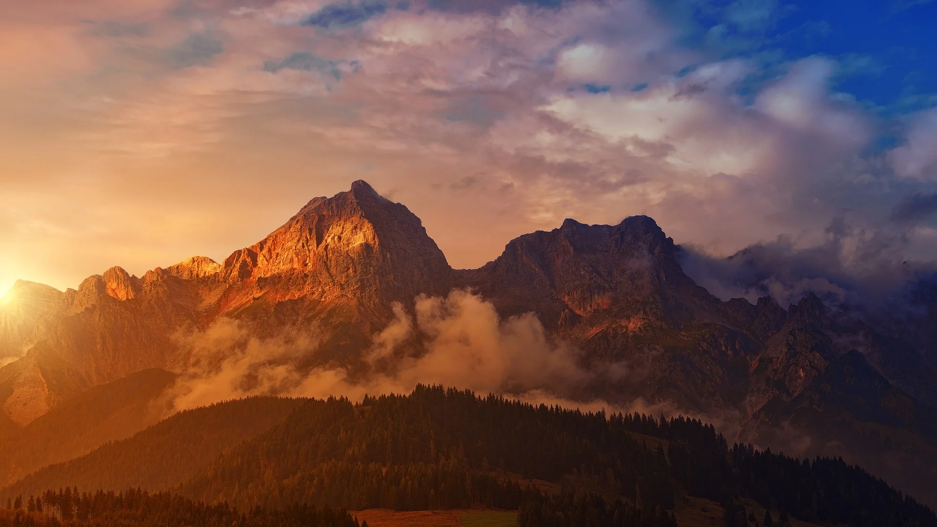 Sonnenuntergang hinter den Alpen.