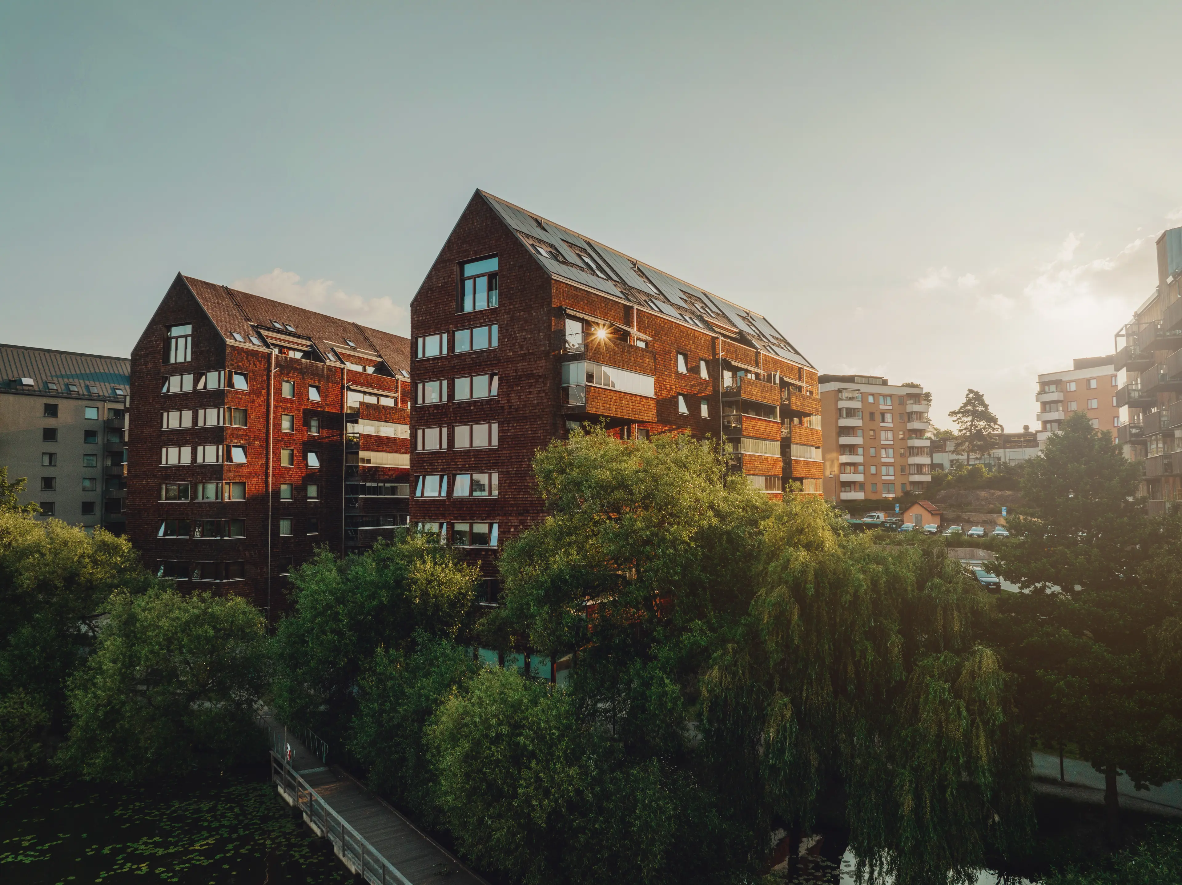 Mehrfamilienhaus mit Solaranlagen auf dem Dach