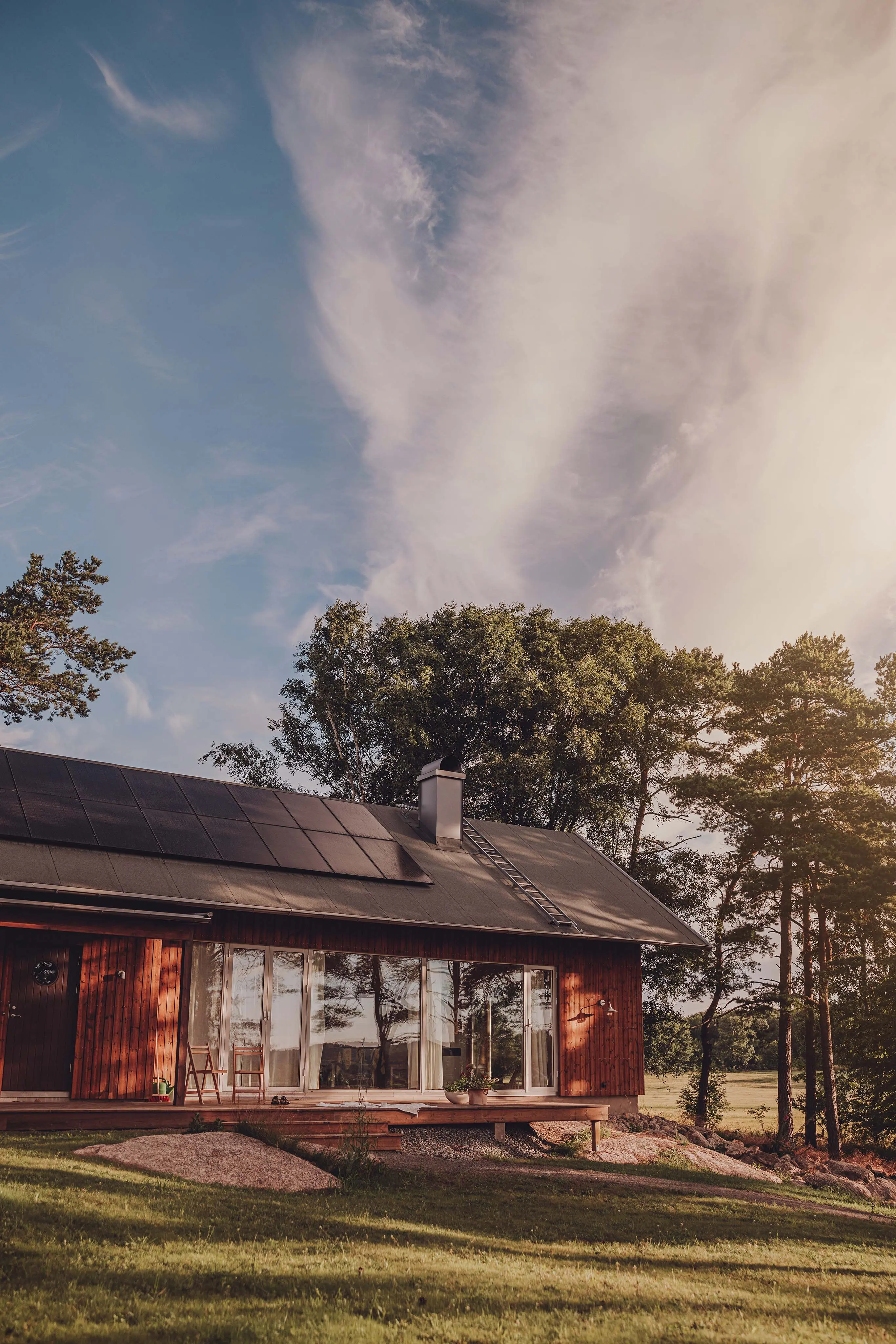 Holzhaus mit Solaranlagen auf dem Dach.