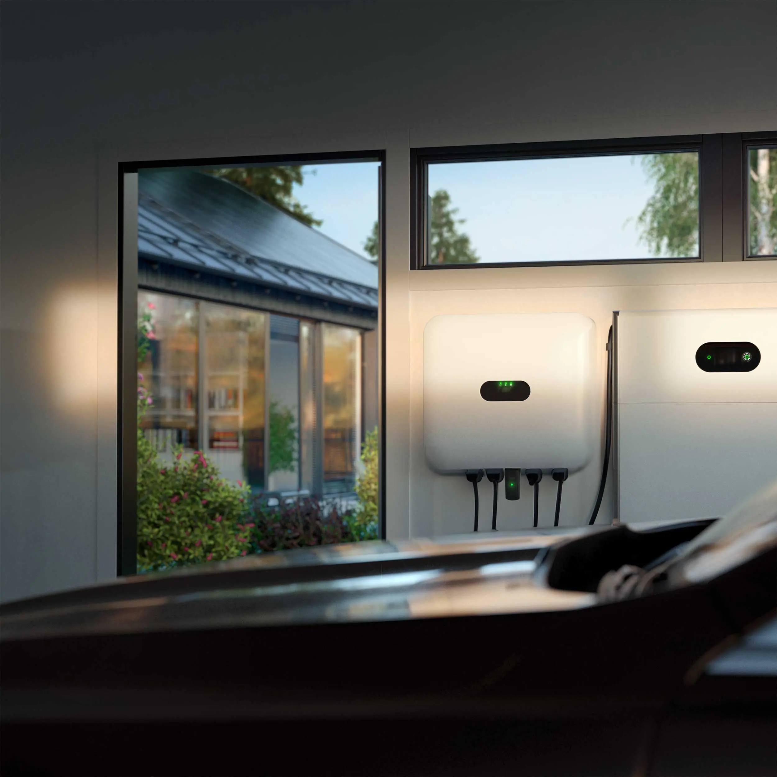 Batterier för solceller på vägg i garage