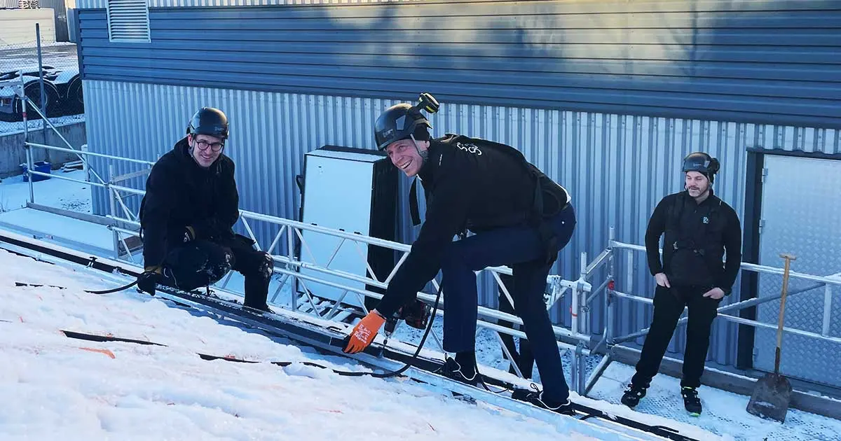 Per Bolund testar jobbet som solcellsmontör