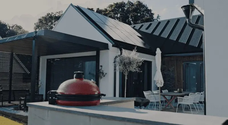 Einfamilienhaus mit Solaranlagen auf dem Dach.