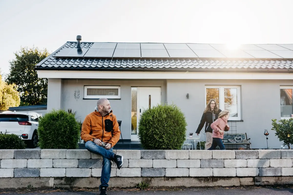 familj framför hus med solceller - svea solar