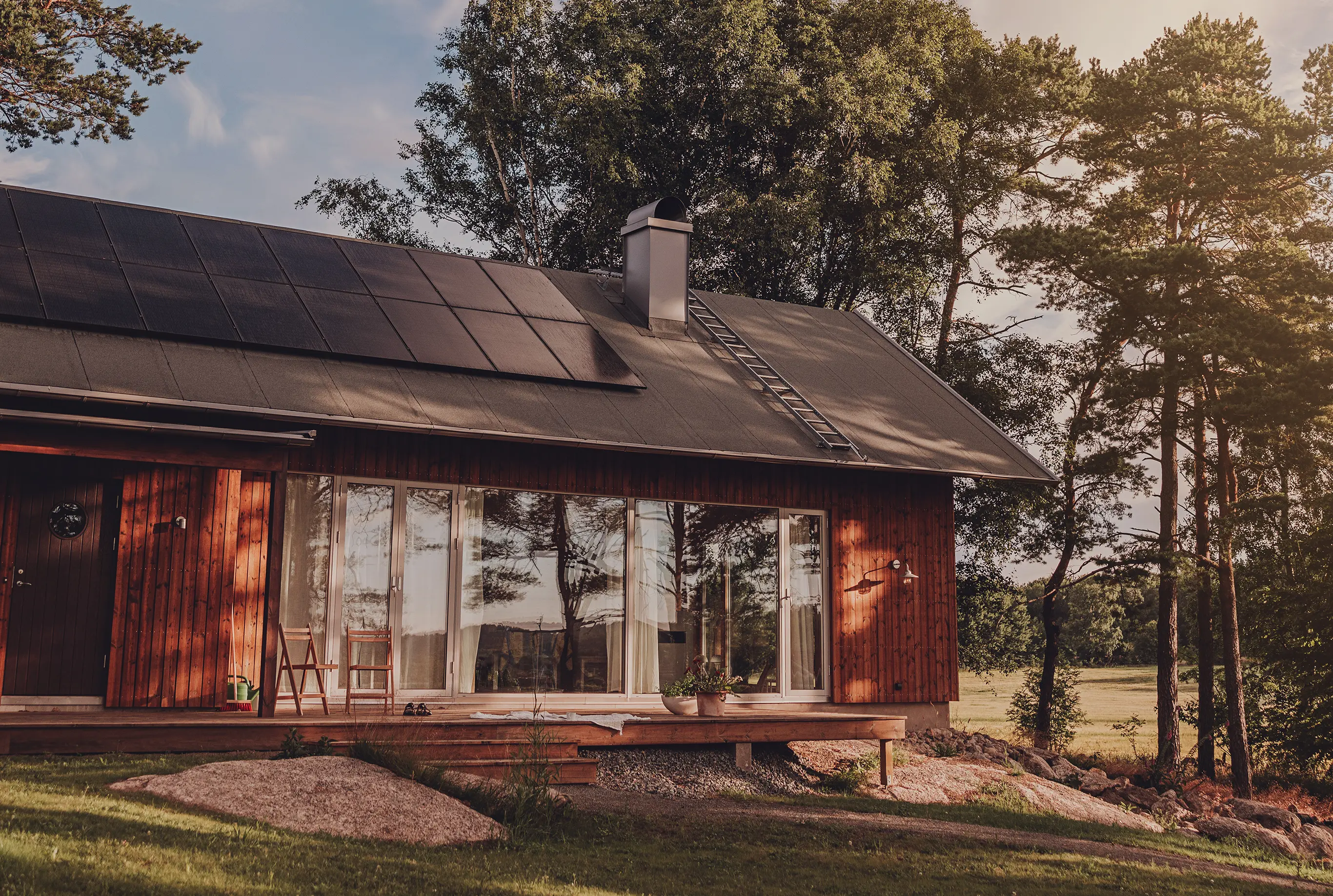 Modernes Holzhaus mit PV-Anlage