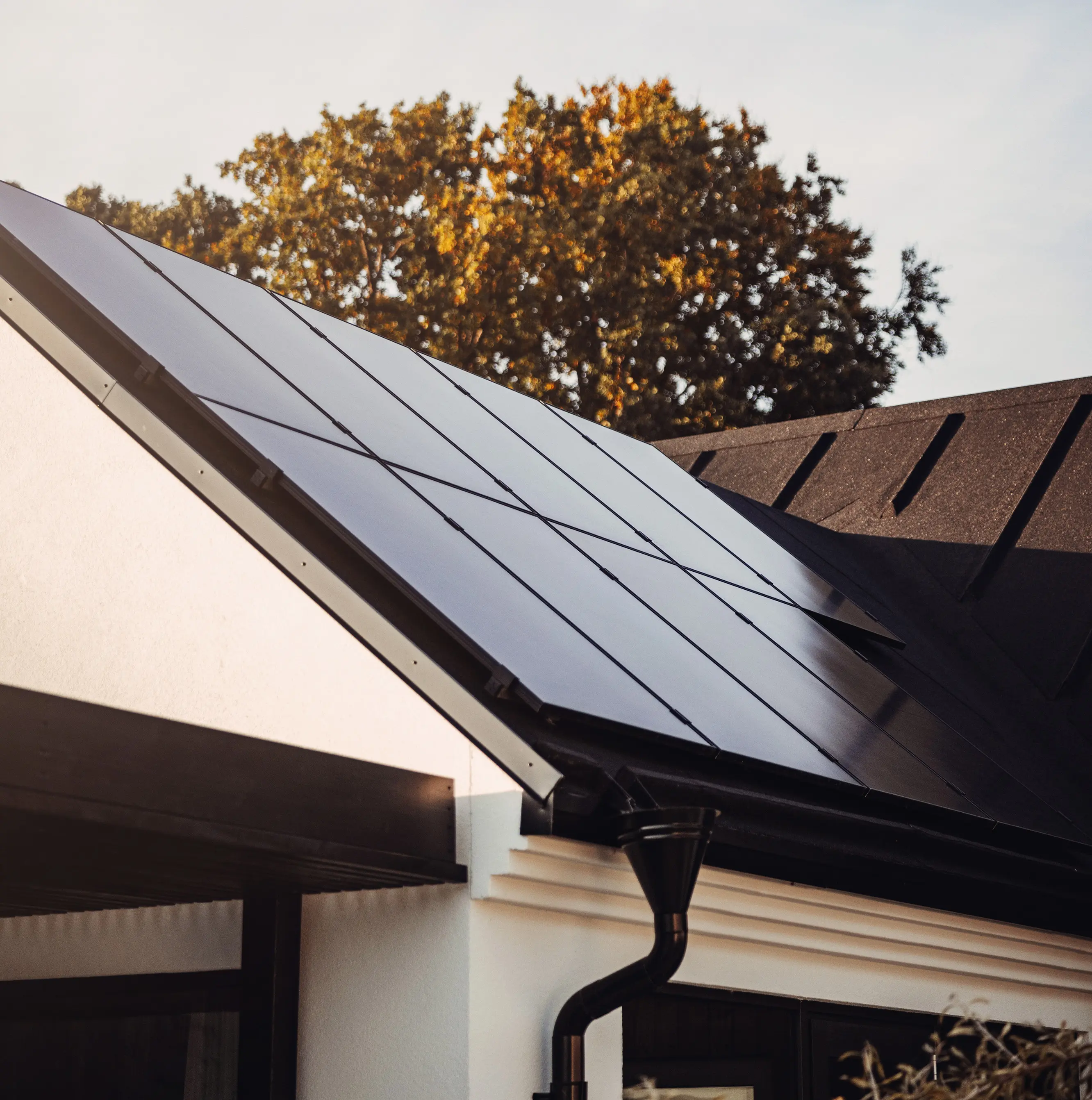 Einfamilienhaus mit schwarzen Solarmodulen auf dem Dach.