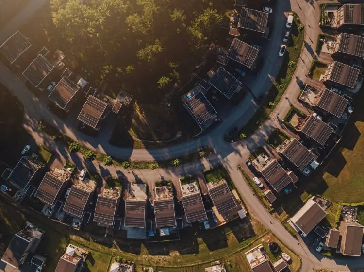 Hus med solpaneler i ett bostadsområde