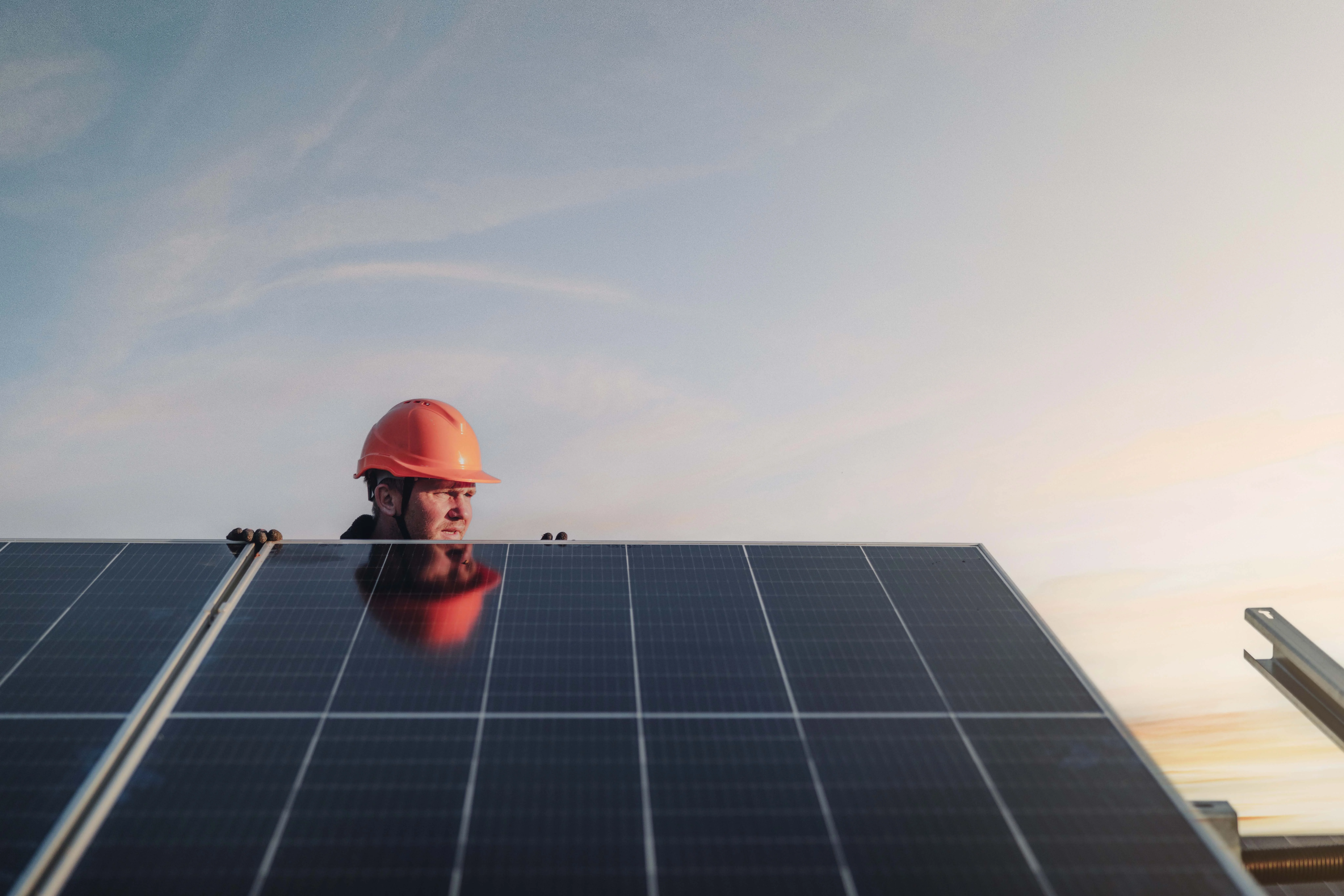 Mitarbeiter mit Photovoltaikmodul