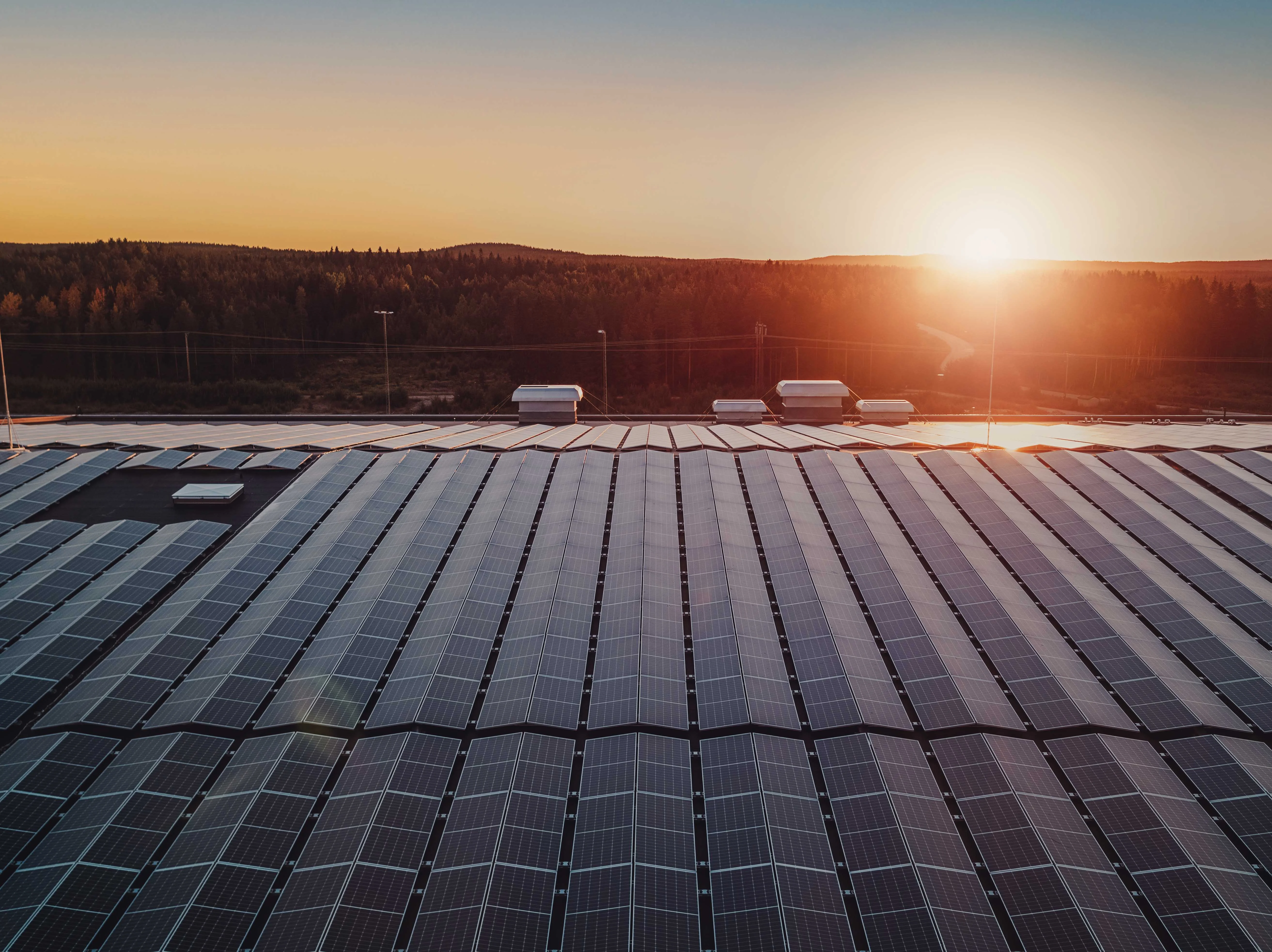 Solarzellen bei Sonnenuntergang