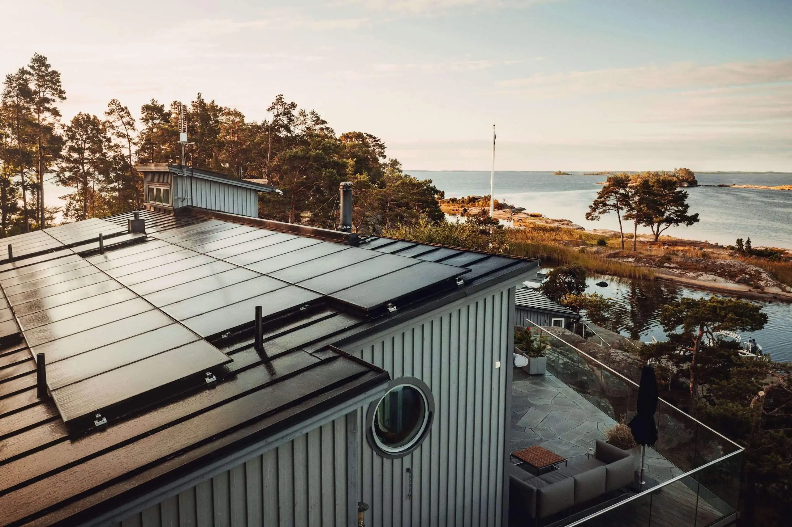 Skärgårdshus med solpaneler och träfasad