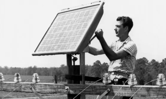 Glada medarbetare som installerar solpaneler