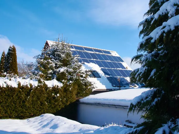 Fotovoltaico in inverno: come funziona e quanto produce