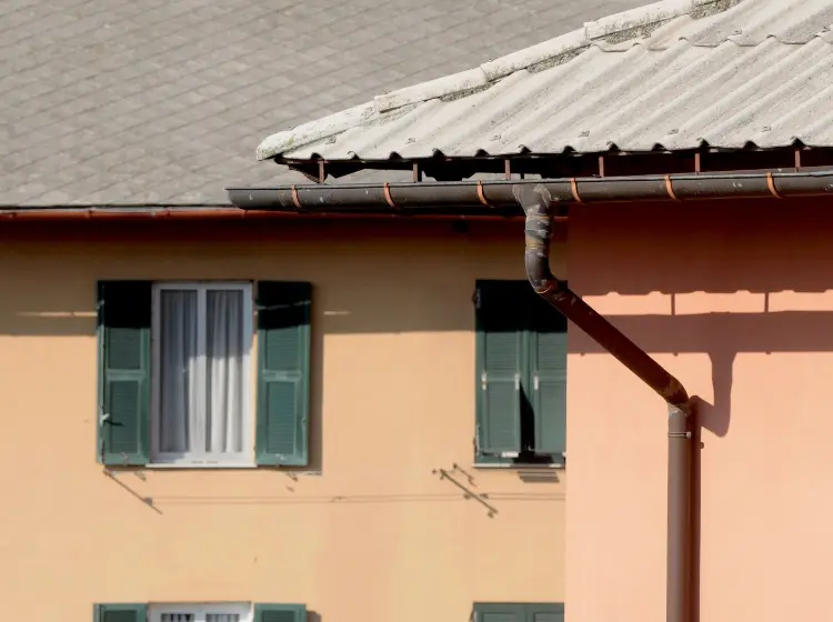 Pannelli solari e fotovoltaici su un tetto vecchio: cosa va bene?