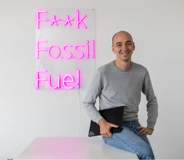 Power Shifter Svea Solar sur son bureau devant F**CK Fossil Fuel