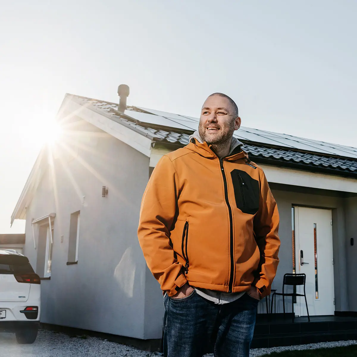 Person framför villa med solceller på taket