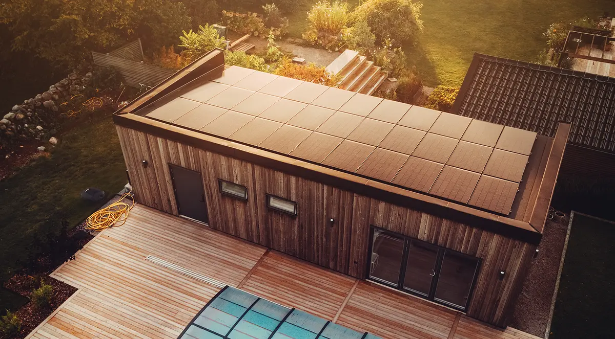 Solceller för poolägare – så sparar du pengar och energi på poolvärmen