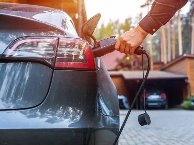 Ricaricare l’auto elettrica a casa: quanto costa e come risparmiare