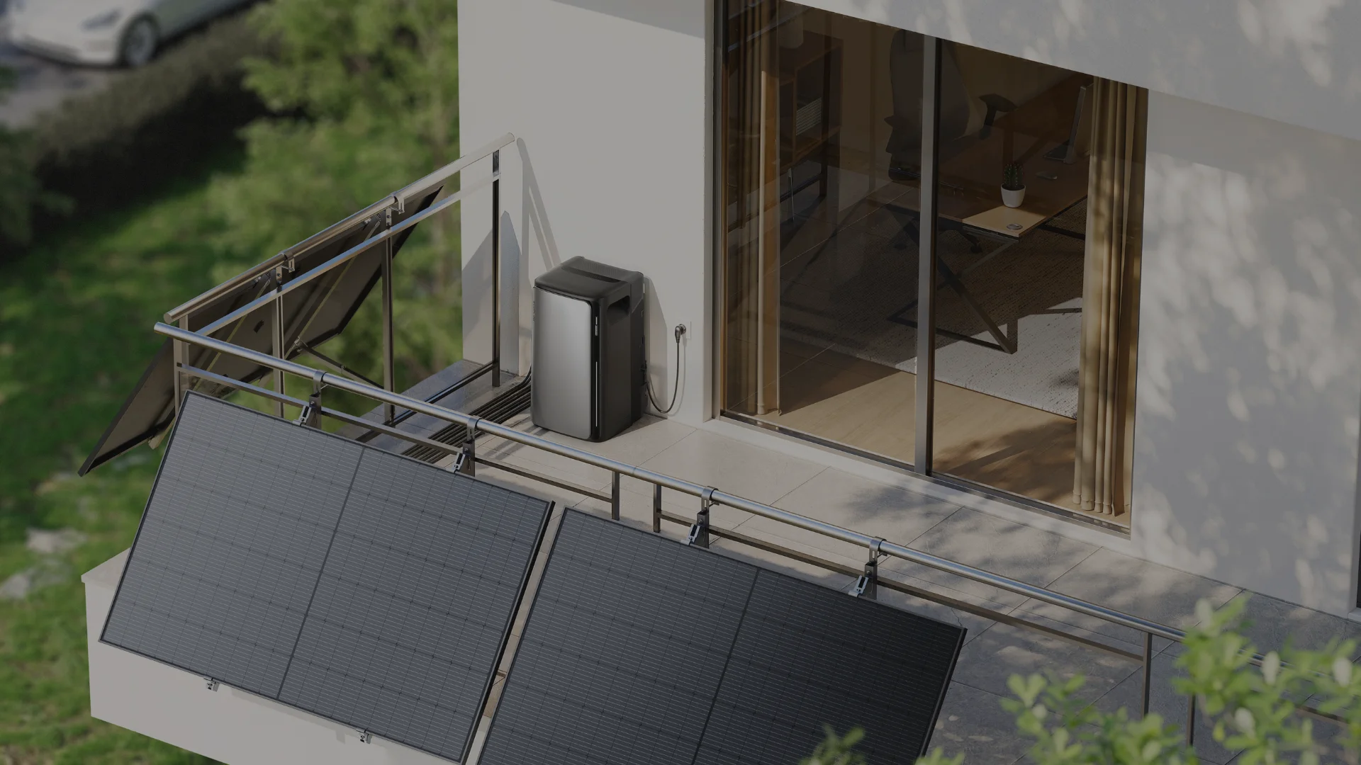 Glasbalkon eines weißen Einfamilienhauses mit zwei Solarplatten auf dem Balkongerüst