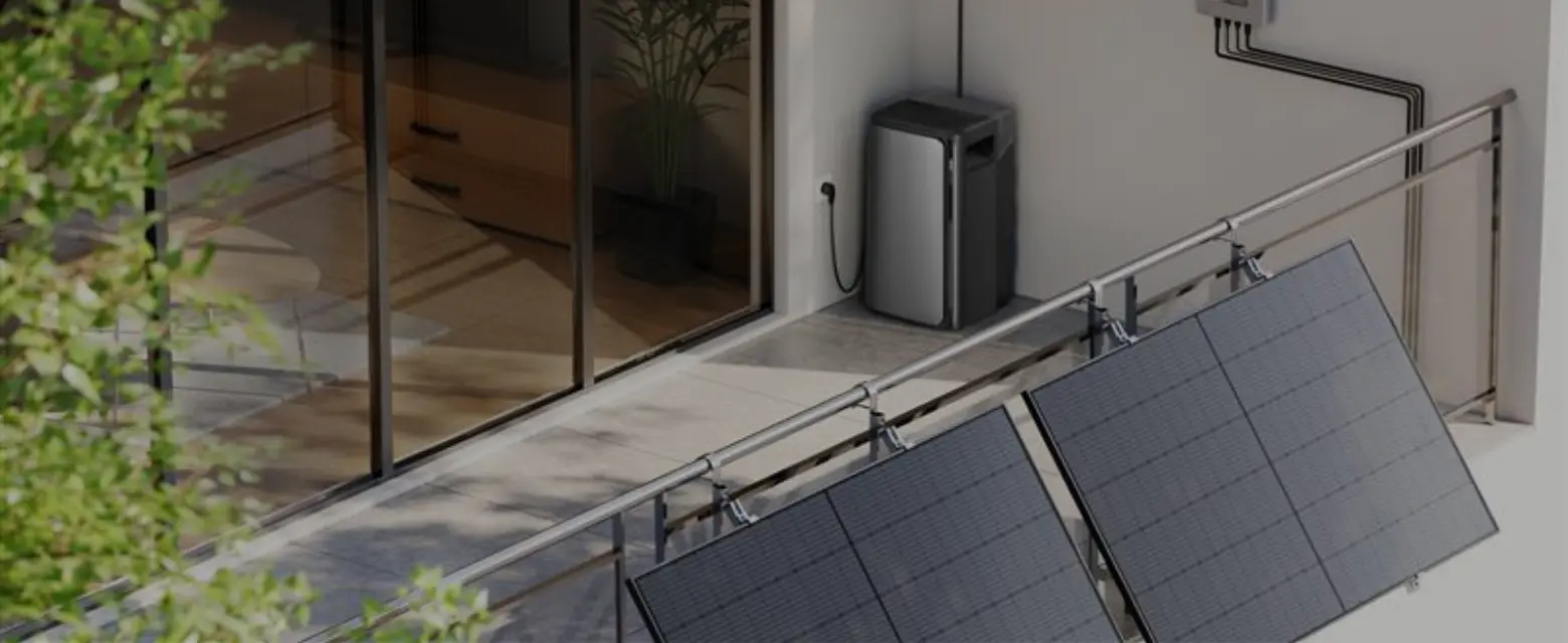 Balkonkraftwerk. angebracht an einem metallischen Balkongelände. In der rechten oberen Ecke des Balkons steht ein effizienter Speicher von der Stream-Reihe Ecoflows.