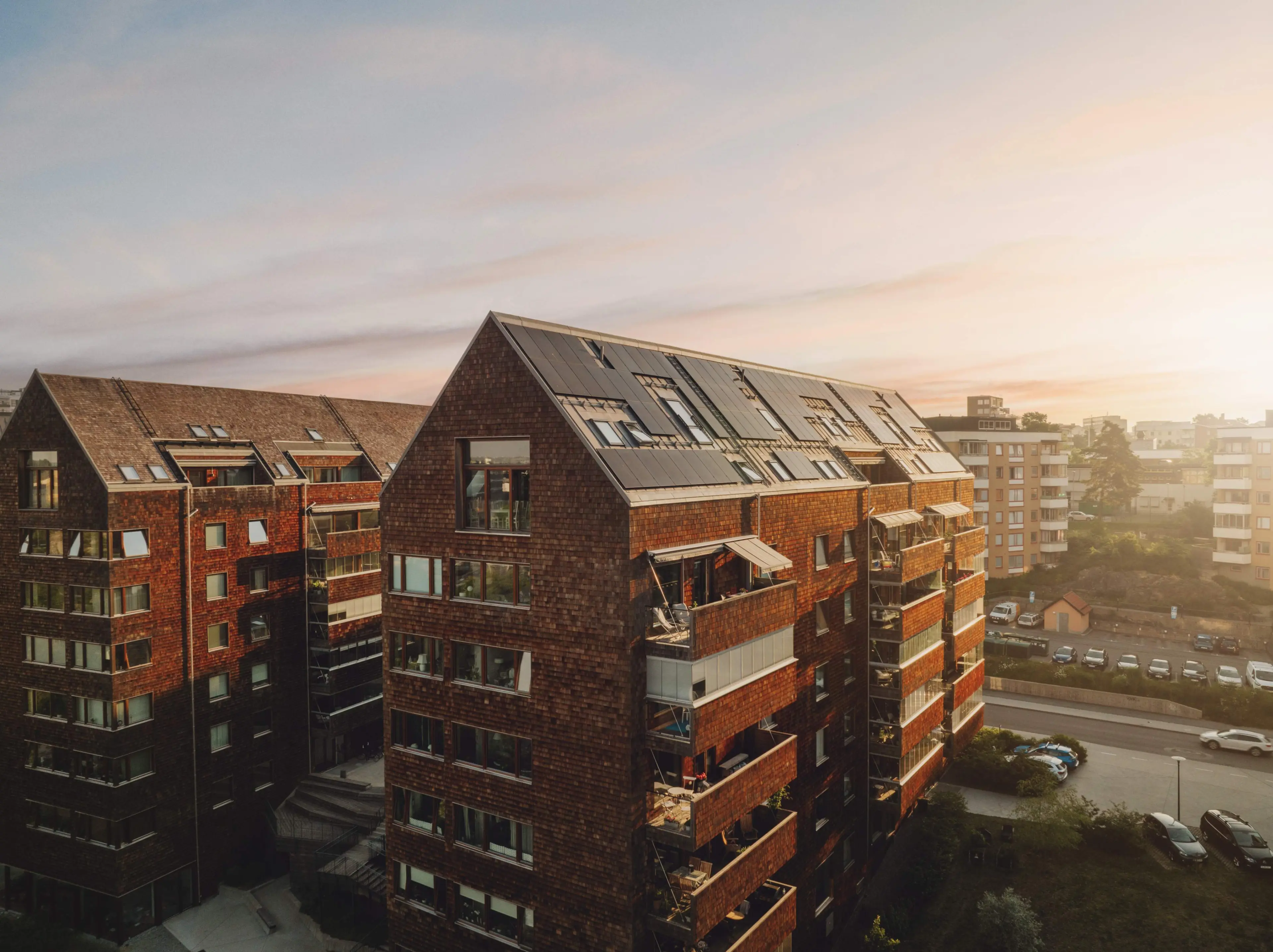 Solpaneler på taket till lägenhetshus i Sundbyberg