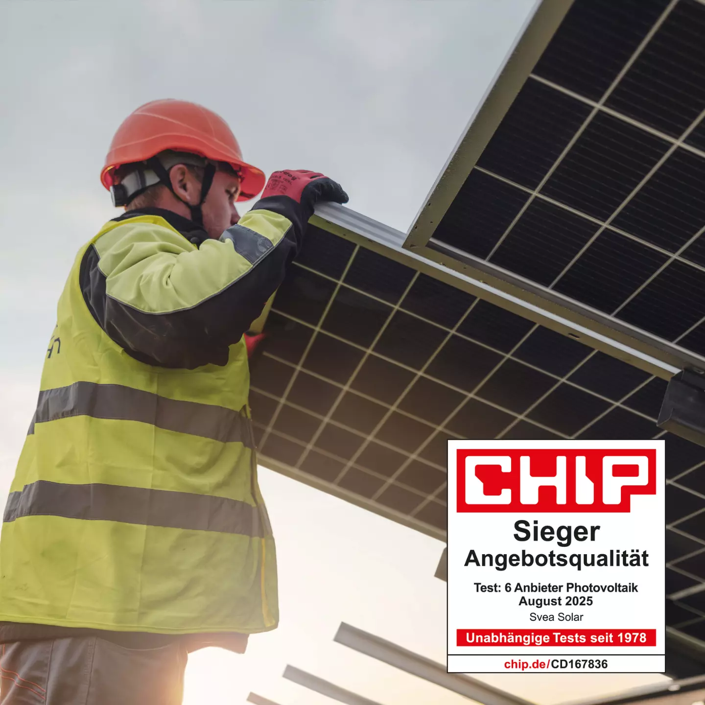 Montagearbeiter mit Helm und Warnweste installiert ein Solarpanel bei Sonnenaufgang. Im Bild eingeblendet ist eine Bewertung von EFAHRER.com mit der Note ‚gut (1,8)‘ für Svea Solar im Test von 11 Solaranbietern (Photovoltaik) aus August 2024.