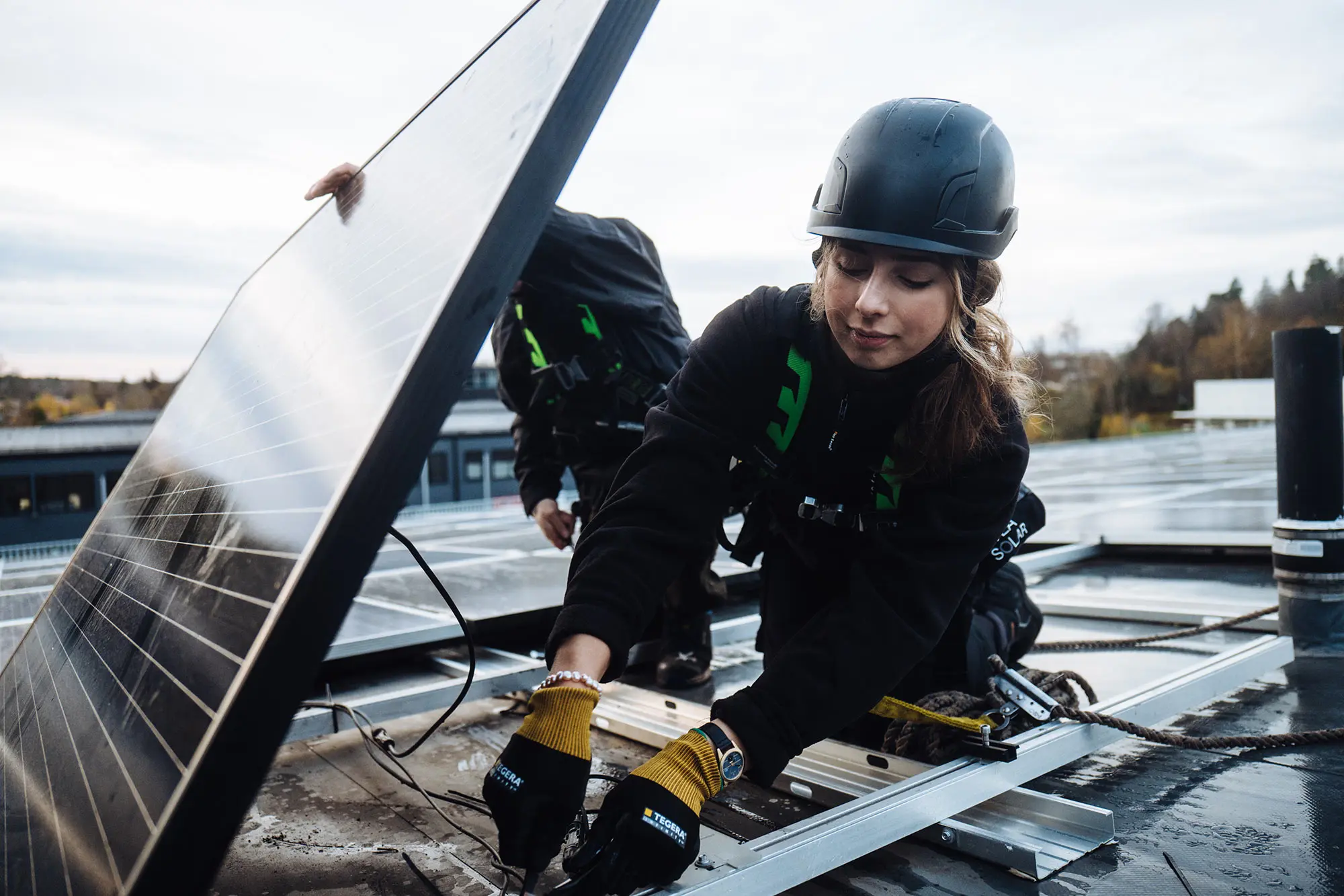 Installatör installerar solpaneler