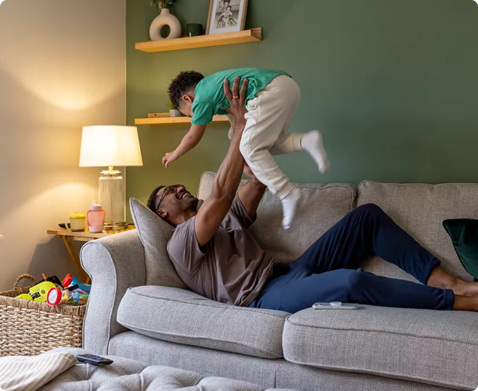 Man som leker med sitt barn