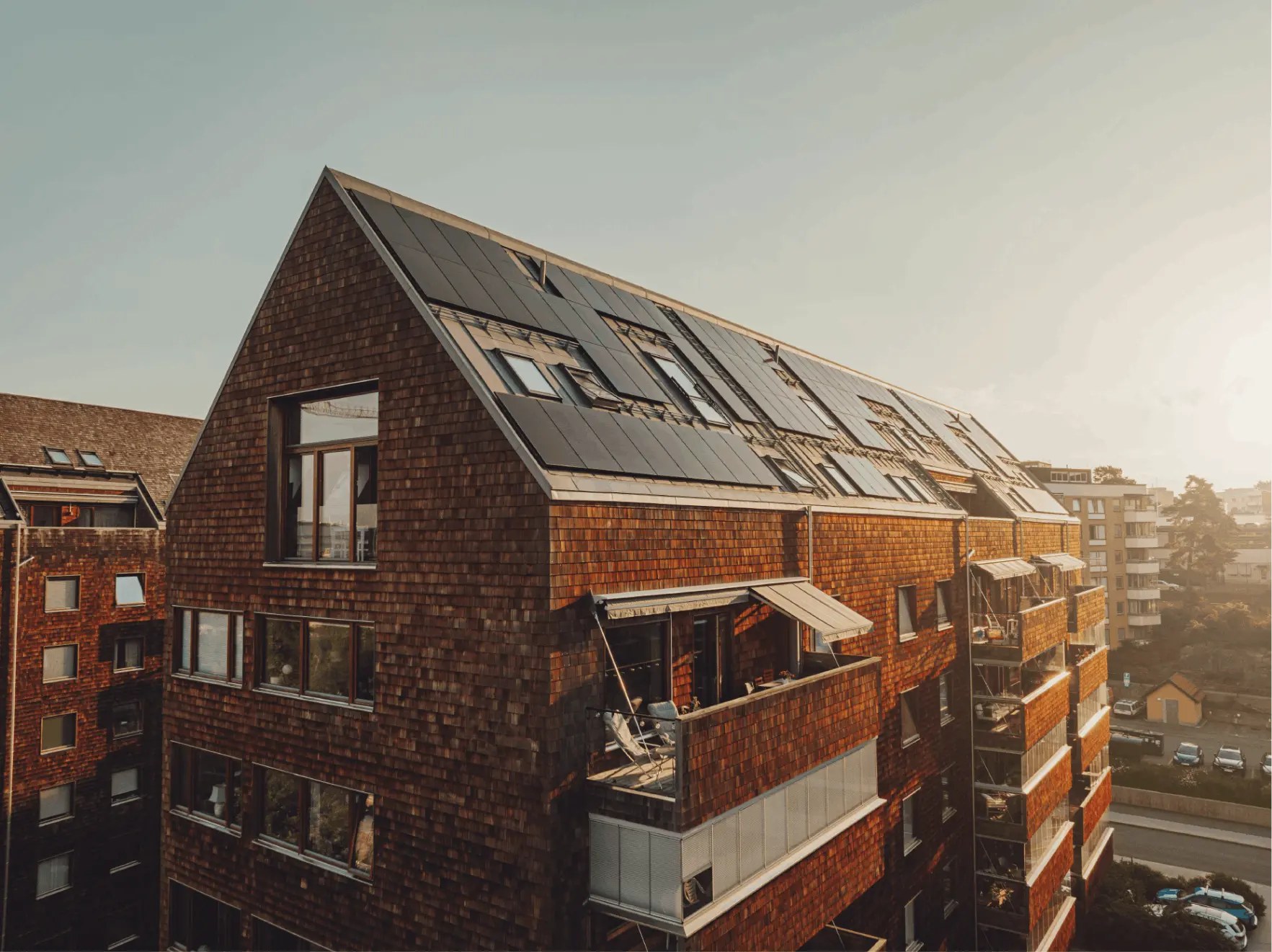 Lägenhetshus med solpaneler