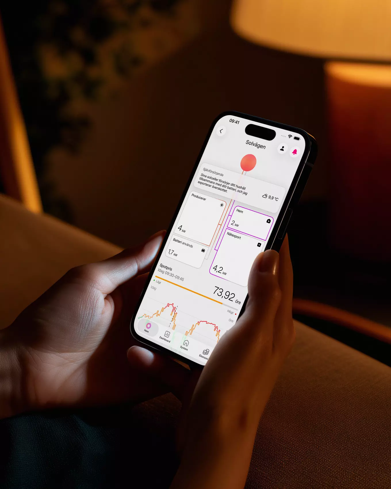 En person som håller koll i Svea Solar-appen