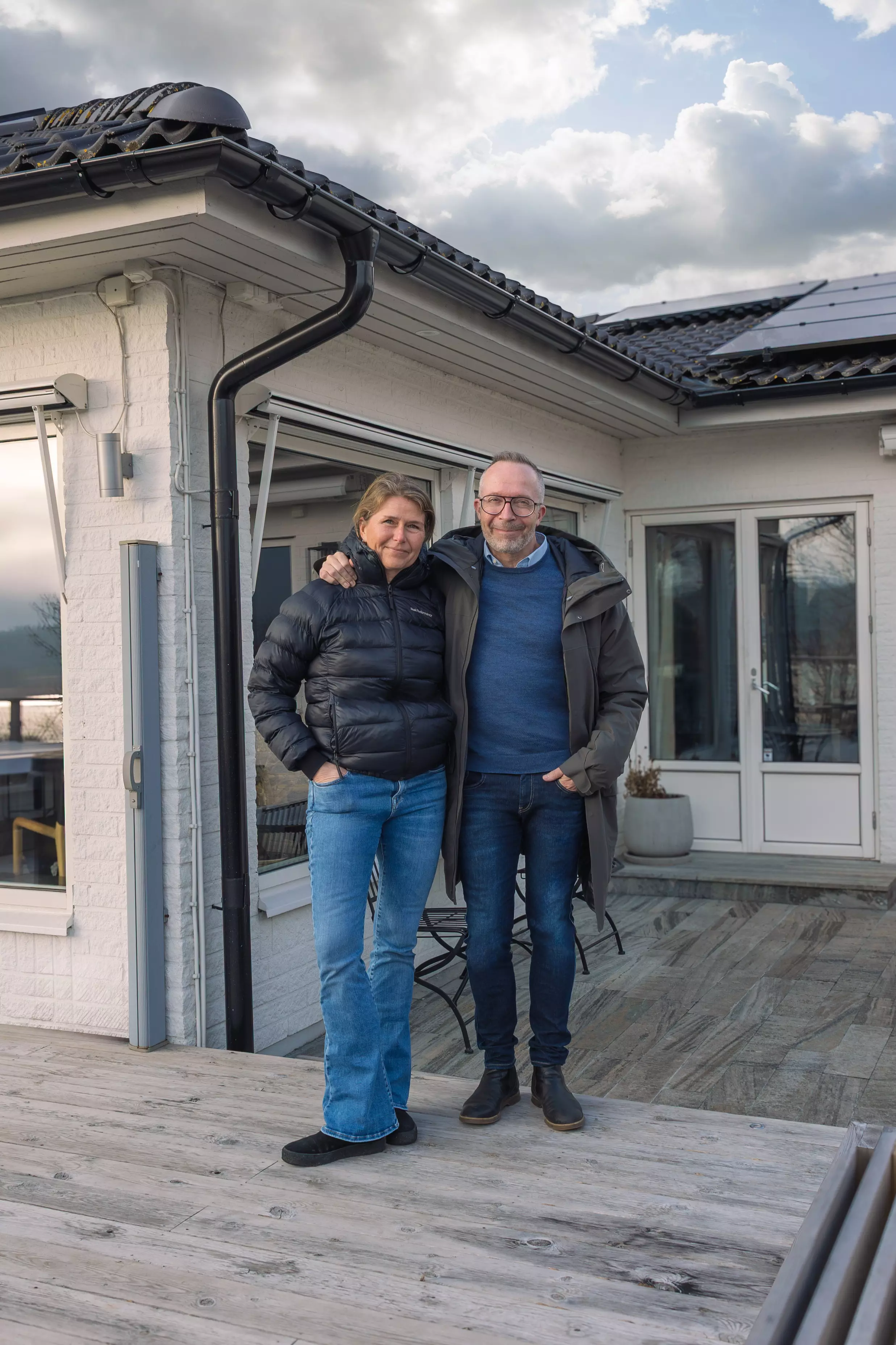 Mattias och Sara vid sitt hus i Trosa