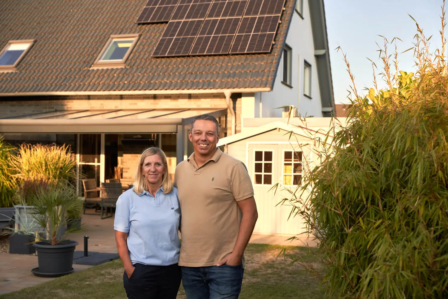 Familie Bender vor ihrem Haus inklusive Photovoltaikanlage von Svea Solar.