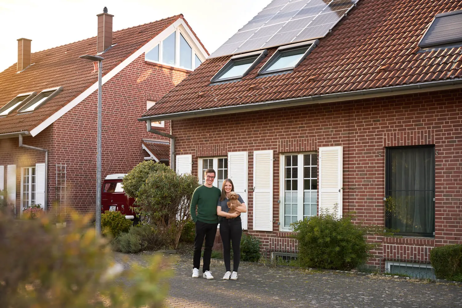 Familie Eggert vor ihrem Zuhause mit PV-Anlage von Svea Solar.