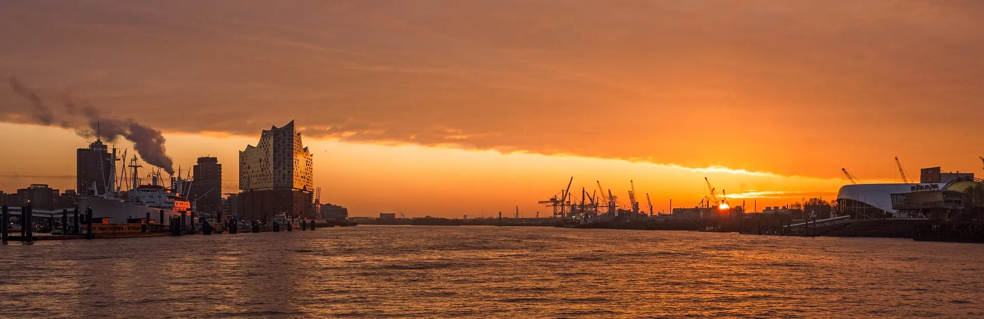 Sonnenuntergang am Hamburger Hafen.
