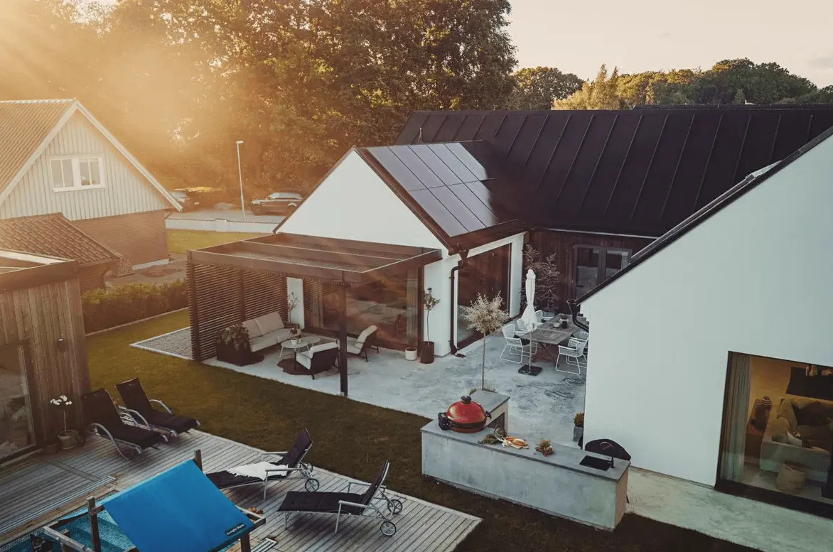 Solaranlage in Berlin mit schwarzen Solarmodulen auf einem Wohngebäude.