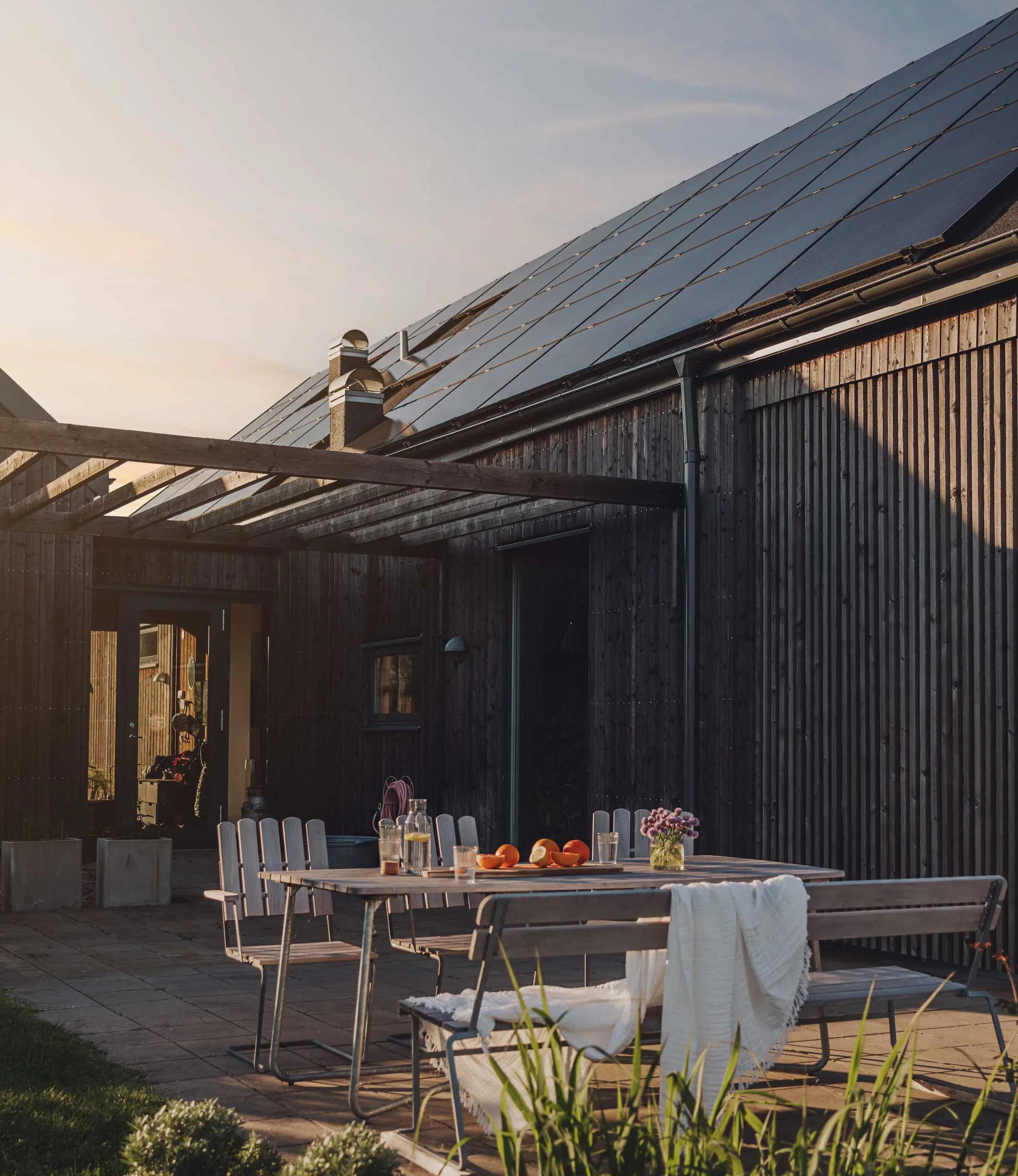 PV Anlage auf einem Holzhaus im Sonnenlicht