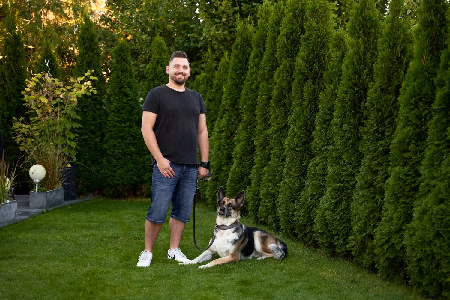 Svea Solar-Kunde Alexander Schauer mit seinem Hund.