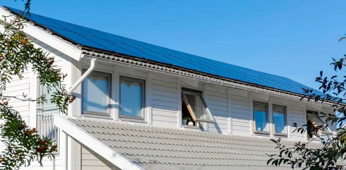 Ett Slopat bygglov för solceller – och några veckor senare har du en solcellsanläggning