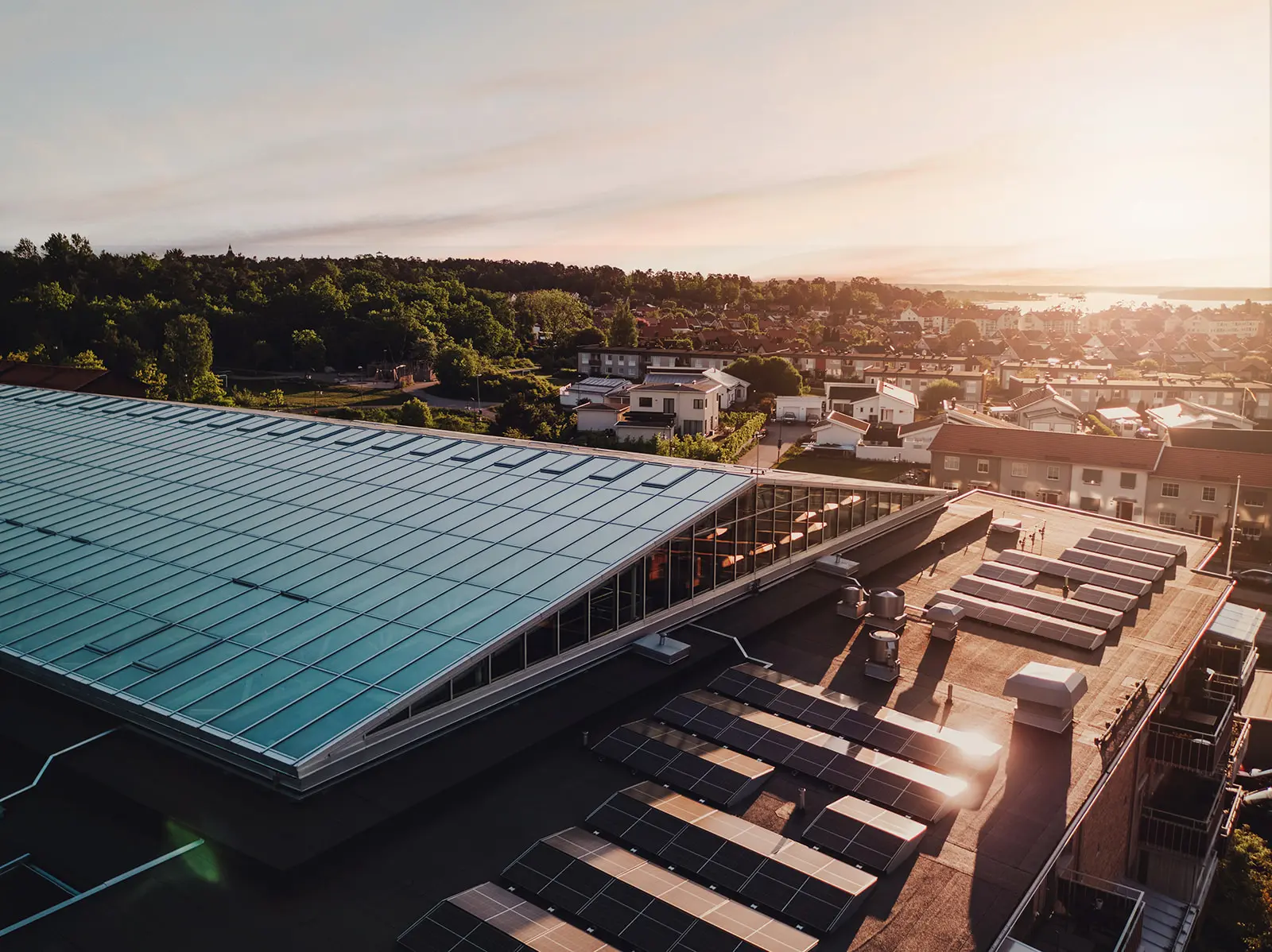 Bostadsrättshus med solpaneler på taket