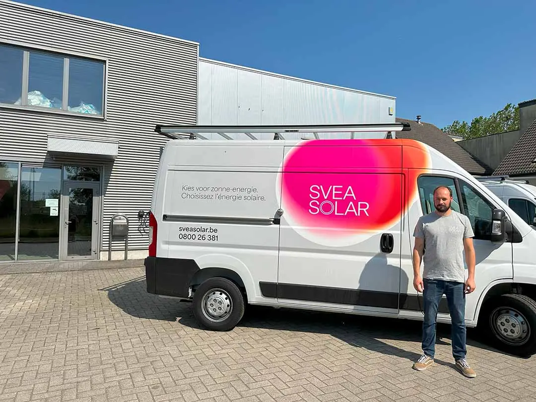 Man staat voor het magazijn van Svea Solar in Aartselaar